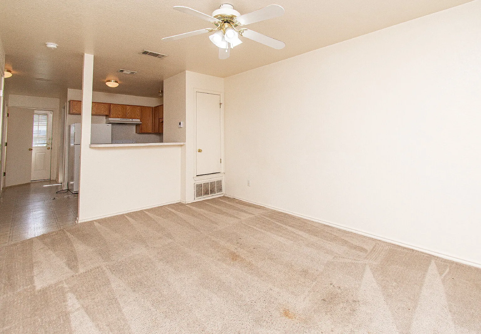 2 bed, 1.5 bath, 1000 sqft, $700 — Photo 2