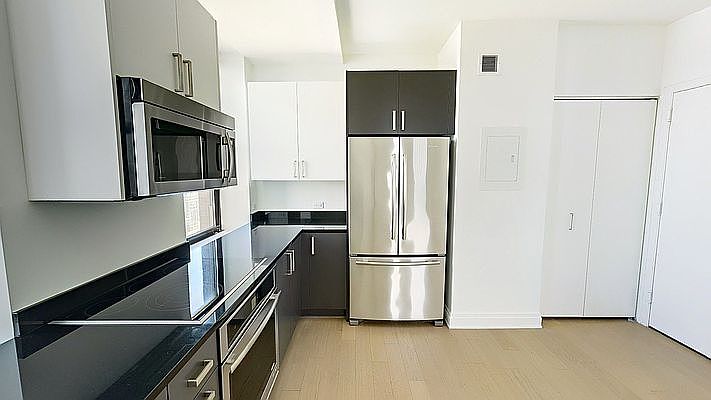 1st image of 70 Pine St #1032