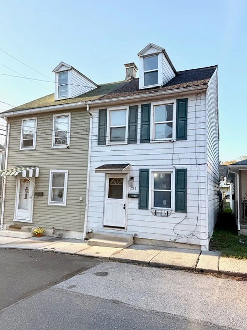 Spacious 3-Bedroom, 1-Bath Townhome for Rent! — Photo 1