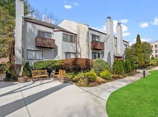 10 Wooleys Ln APT 2C, Great Neck, NY 11023