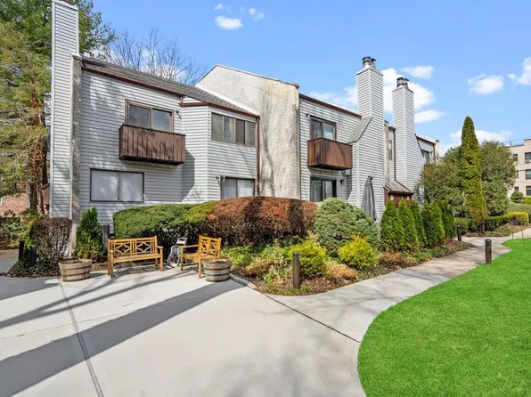 10 Wooleys Lane #2C, Great Neck, NY 11023