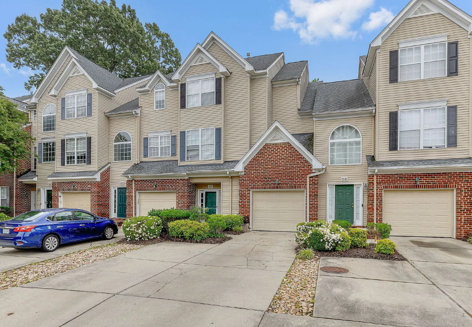 2 bed, 2.0 bath, 1305 sqft, $2,200 — Photo 2