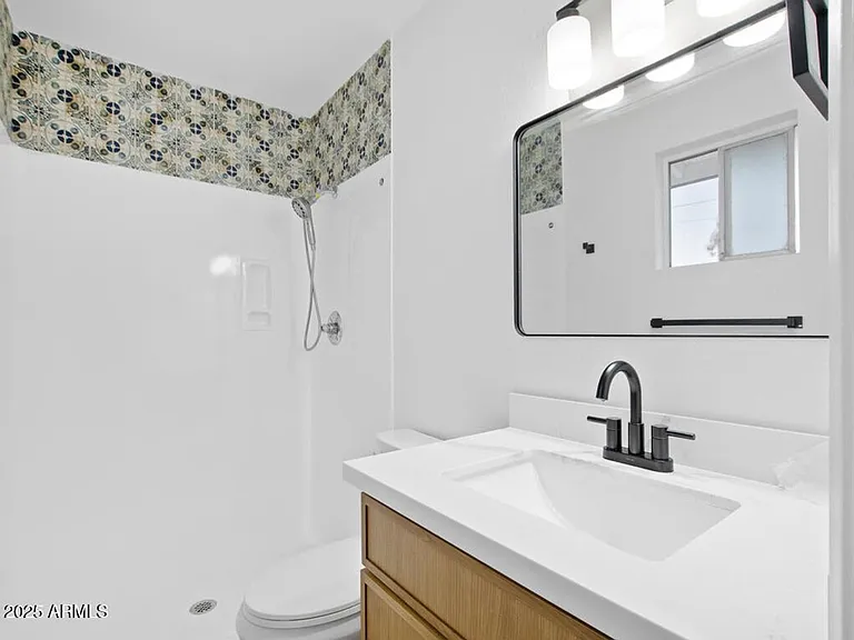 925 E 7th Dr — Photo 16