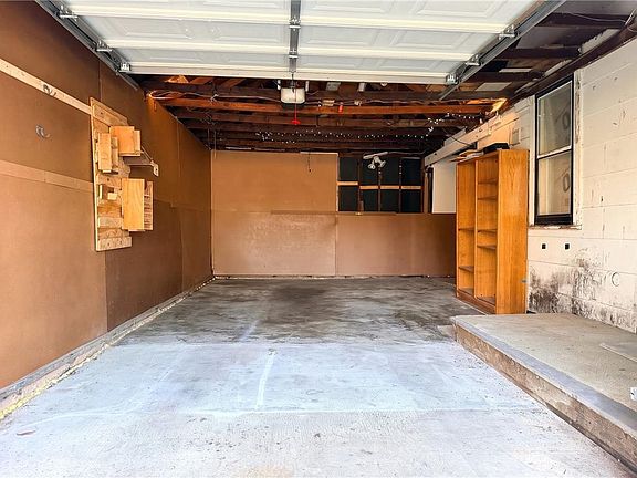 15th image of 701 E 4th St