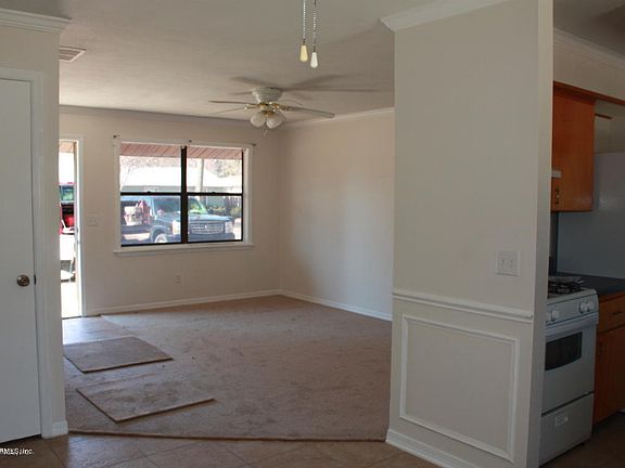 3rd image of 414 Roberts Cir