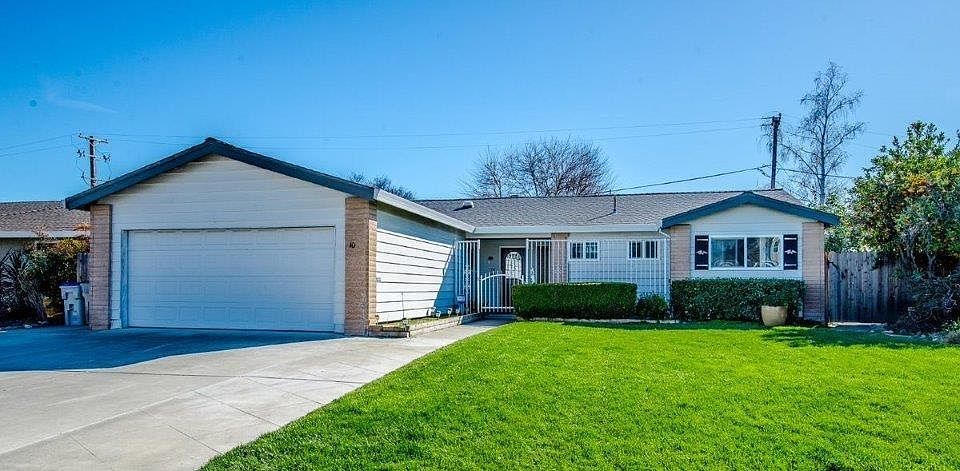 1st image of 10 Redwood Dr