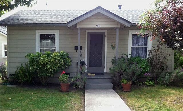 1st image of 701 Oak Dr