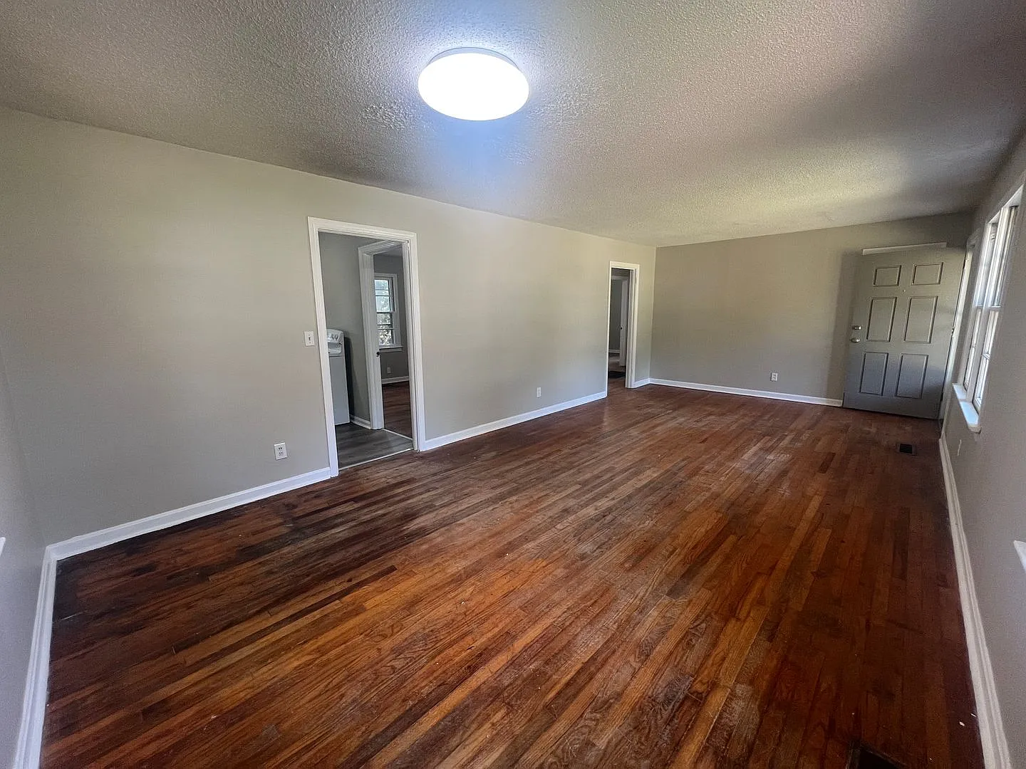 3 bedroom 1 bathroom single level home — Photo 4