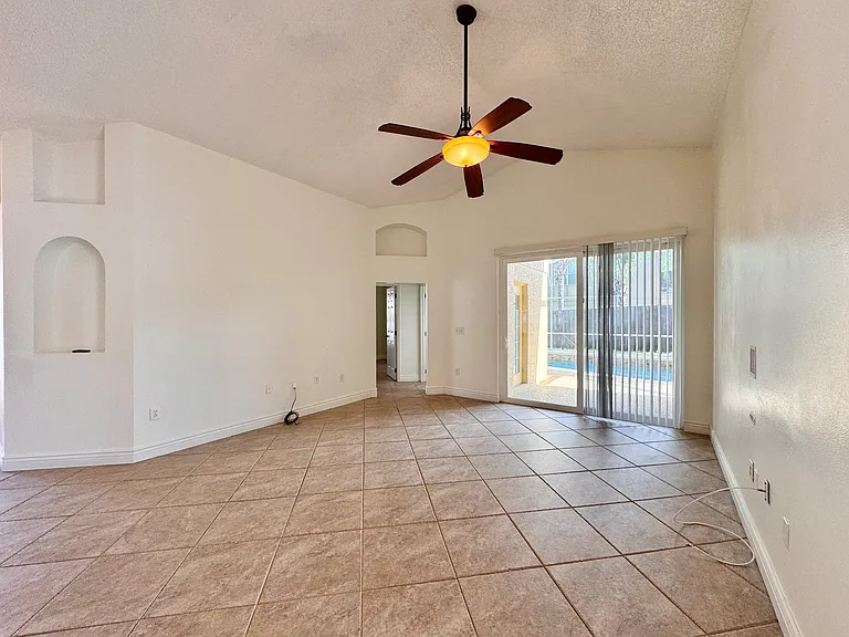 641 Samantha Ln — Photo 17