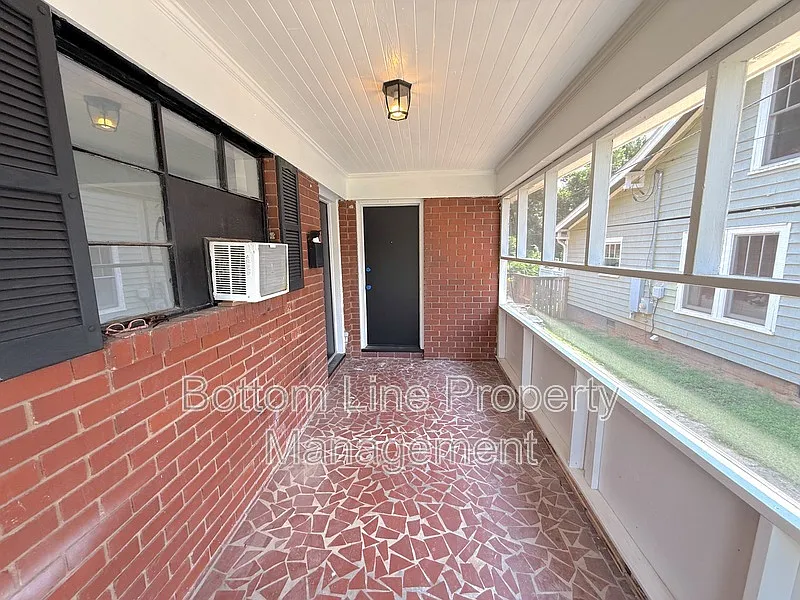 2 bed, 1.0 bath, 918 sqft, $1,695 — Photo 3