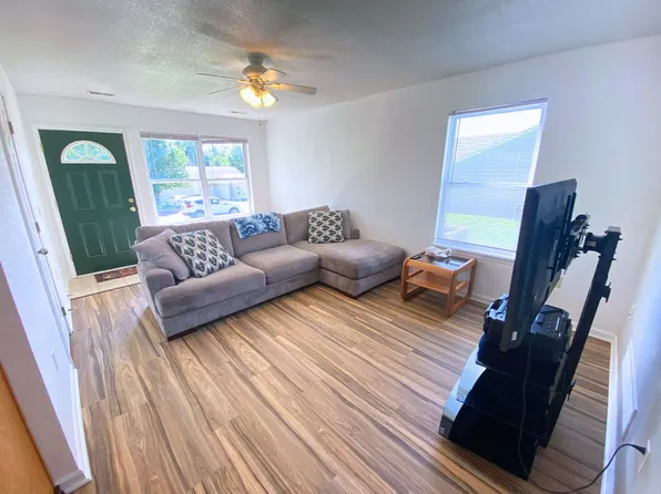 605 Elliott Ln, Knob Noster, MO 65336