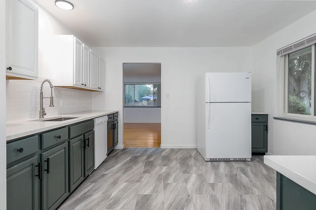 2 bed, 1100 sqft, $2,300 — Photo 4