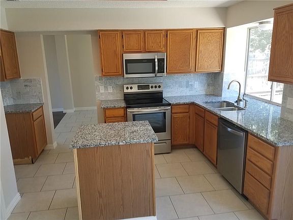 4th image of 611 Lakeway Dr