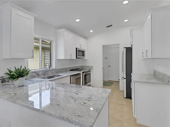 7849 Stratford DR, NAPLES, FL 34104