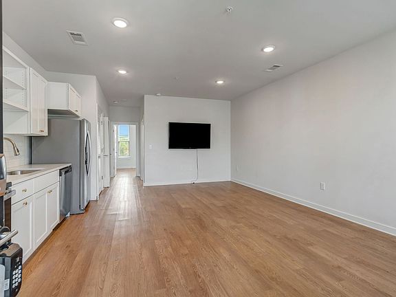4th image of 600 E Trinity Ln #102