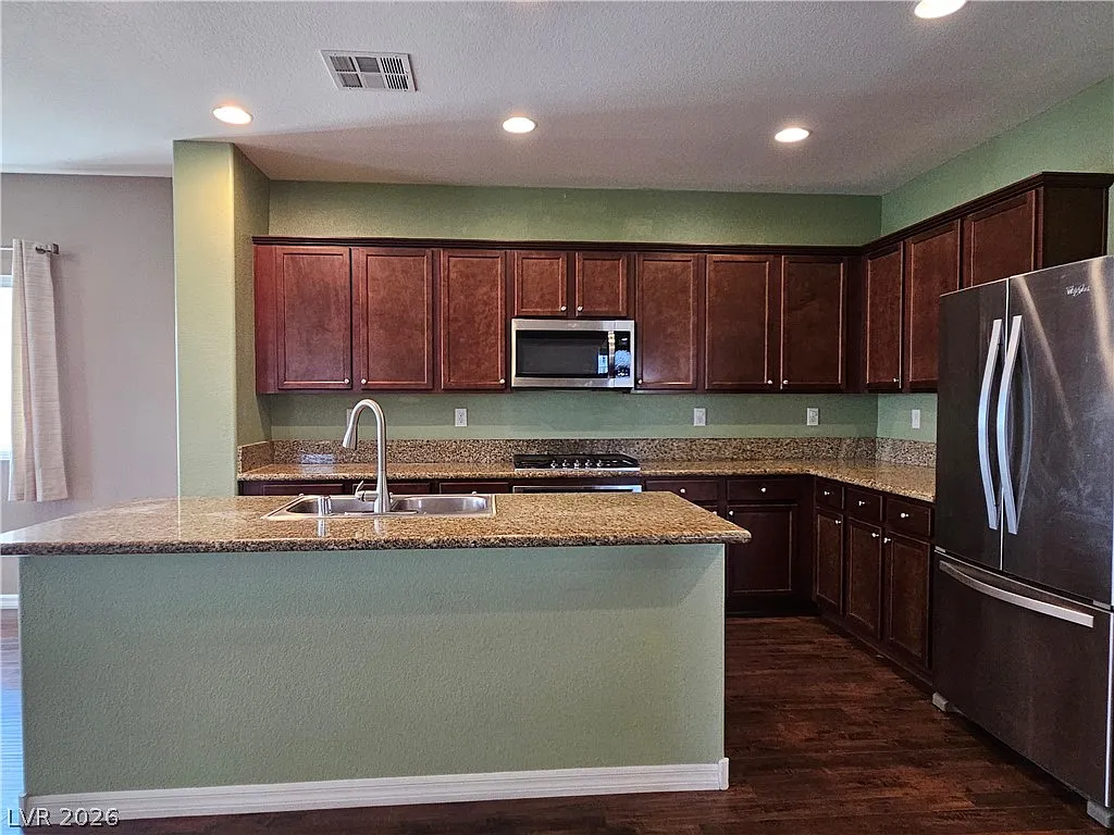 3 bed, 2.5 bath, 2421 sqft, $2,395 — Photo 3