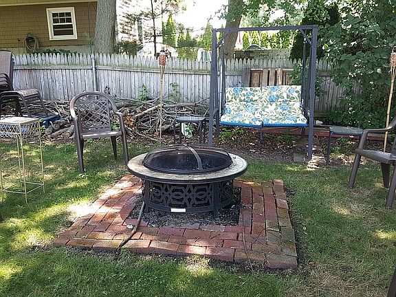 Large backyard w firepit
