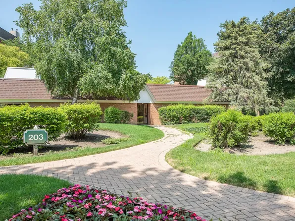 203 Rivershire Ln APT 103B, Lincolnshire, IL 60069