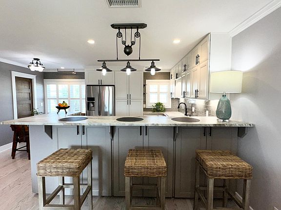 Breakfast bar & kitchen