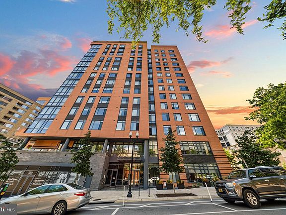 2nd image of 2000 Clarendon Blvd Unit 1105