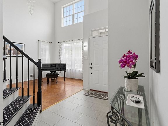 4th image of 6 Harvard Cir