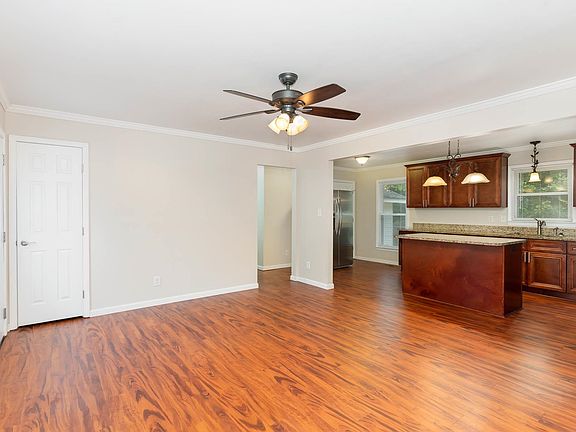 5th image of 118 W Westbury Dr