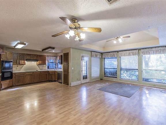 3rd image of 2059 Camelot Dr