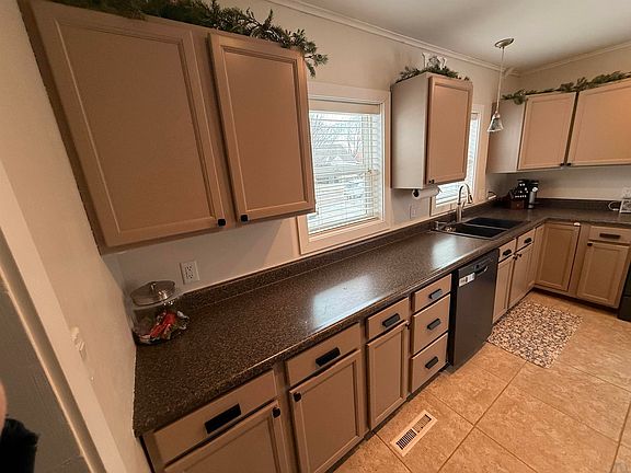 2nd image of 2405 S Olive St