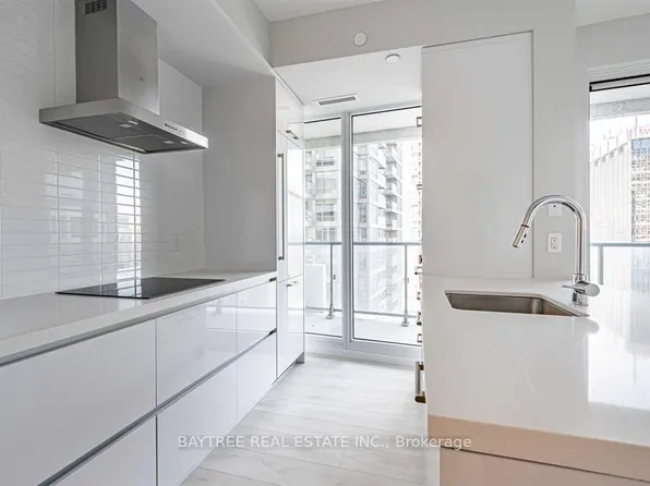 2221 Yonge St, Toronto, ON