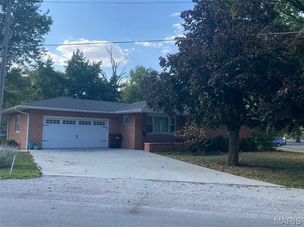 403 N Pine St, Nokomis, IL 62075