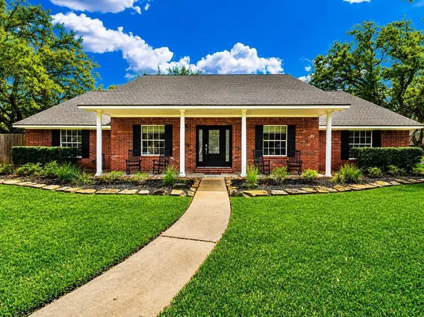 52 Dewberry Ct, Lake Jackson, TX 77566