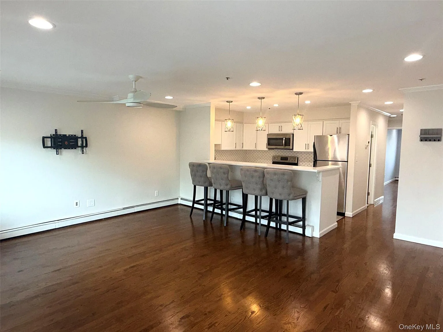 2 bed, 1.0 bath, 948 sqft, $3,500 — Photo 2