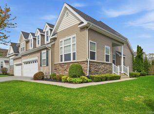 48 Augusta Dr, Medford, NY 11763