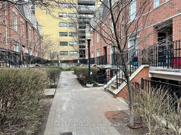 415 Jarvis St #211, Toronto, ON M4Y 3C1