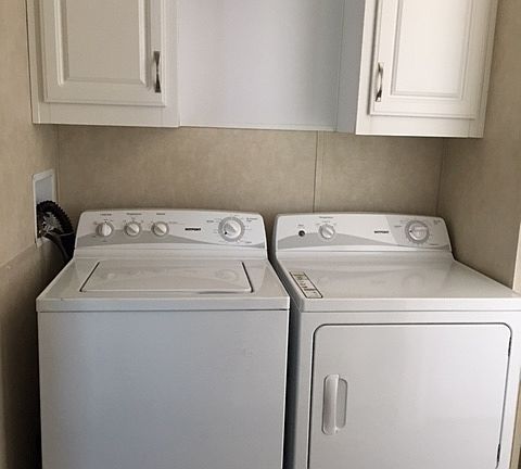 Washer/Dryer area