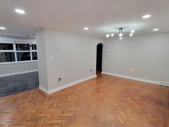 5th image of 126 Park Dr