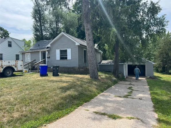 711 34th St NE, Cedar Rapids, IA 52402