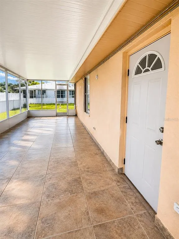 3 bed, 2.0 bath, 2100 sqft, $2,000 — Photo 3
