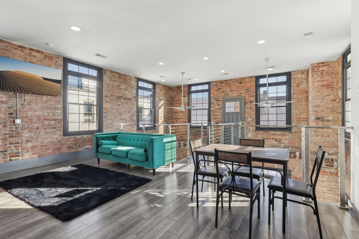N Park Ave 301-010.jpg