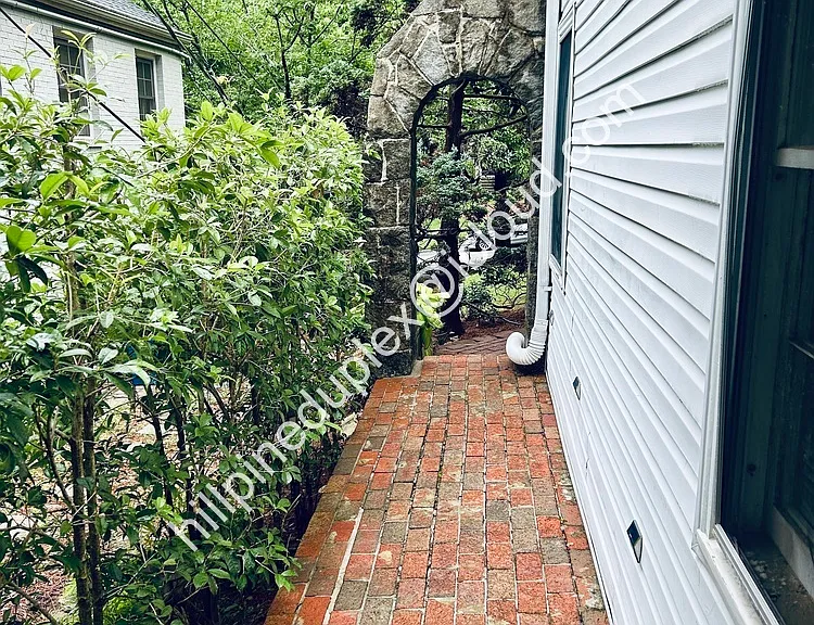 629 Hillpine Dr NE — Photo 17