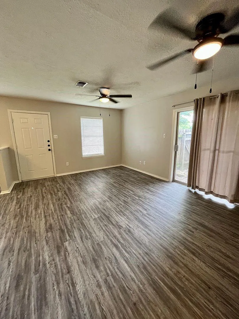 2 bed, 1.0 bath, 900 sqft, $1,150 — Photo 2