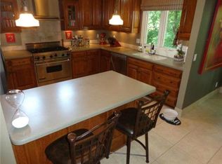 6204 Northlake Dr, Parkville, MO 64152