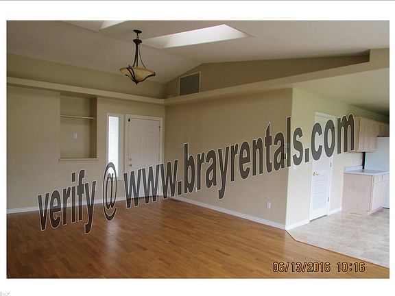 3112 Mountain Brook entry & living rm