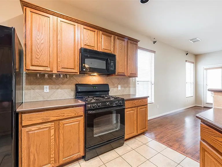 913 Brighton Pl — Photo 13