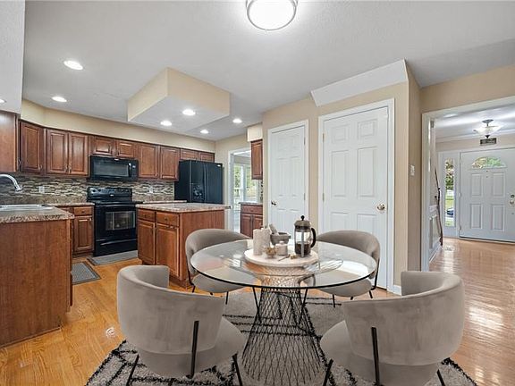 3rd image of 3037 Willowbrook Dr