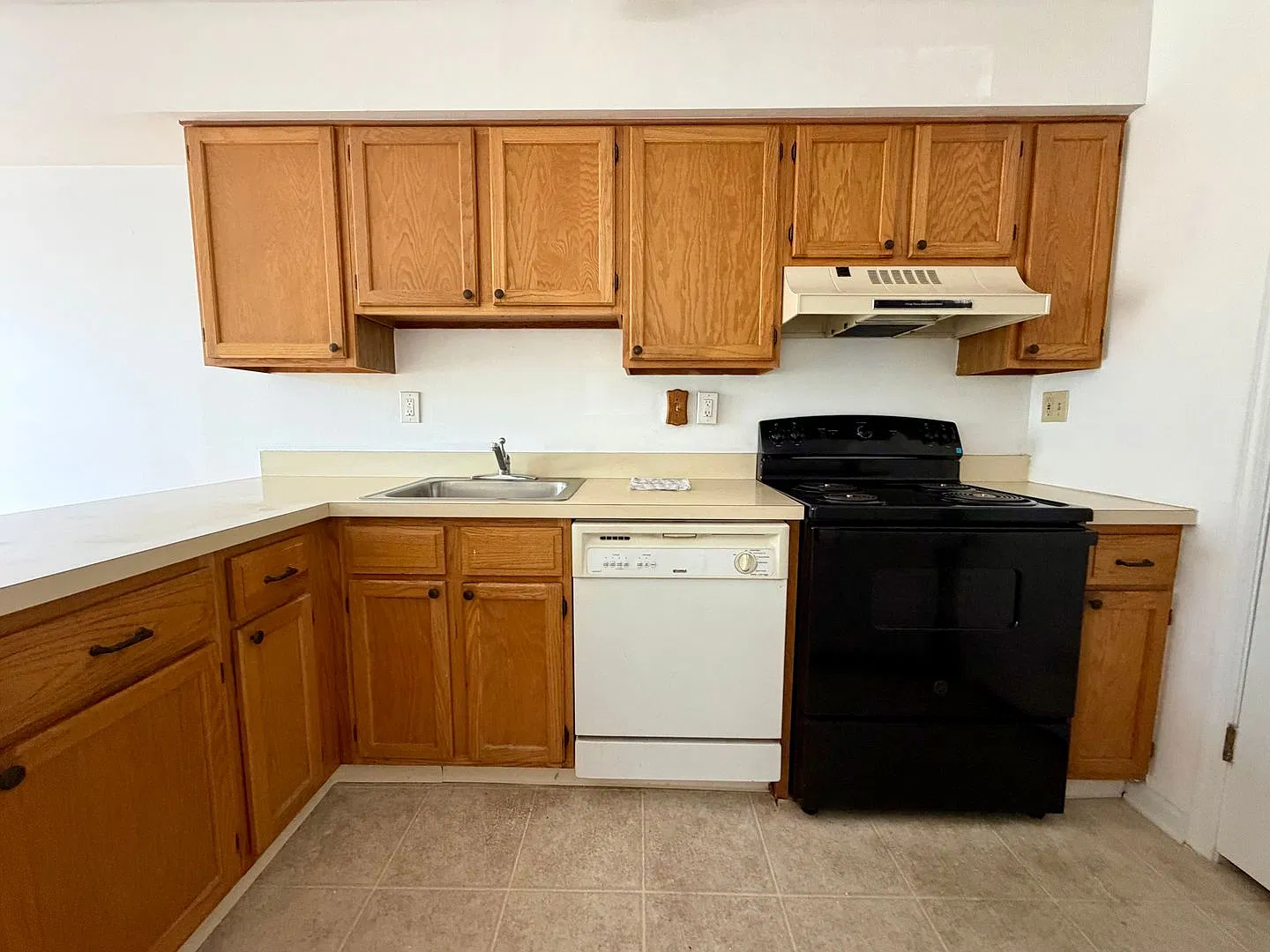 Stunning 2-Bed/2-Bath Home in Newtown! Available NOW! — Photo 3