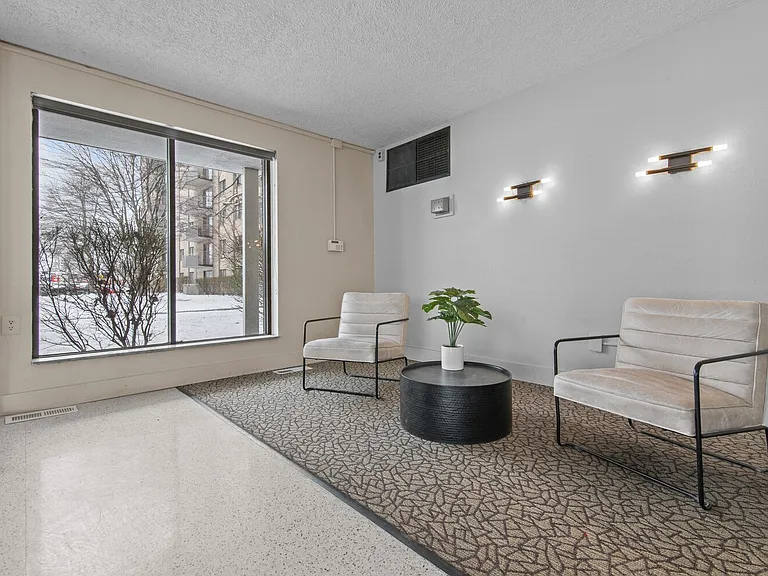 Carlyle Tower Apartments - Southfield, MI — Photo 27