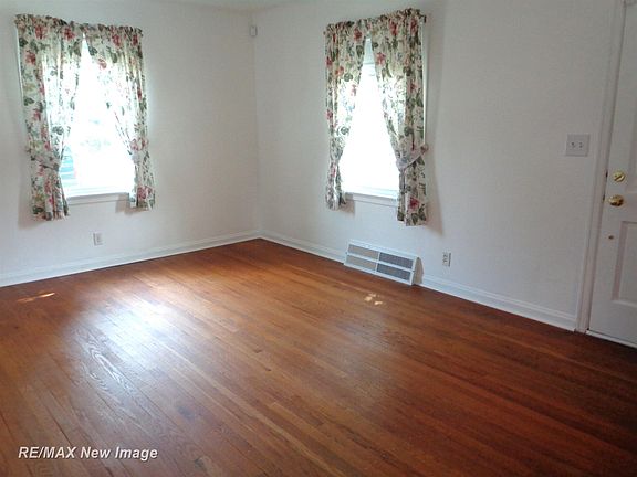 2nd image of 4 Southlawn Ct