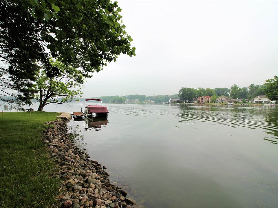 2nd image of 870 Lakeside Cir