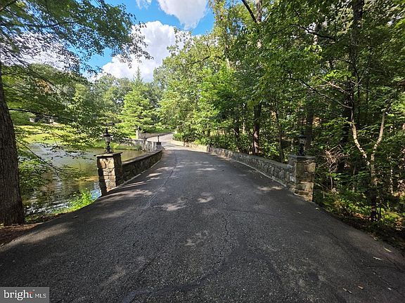4th image of 19 Piney Glen Ct
